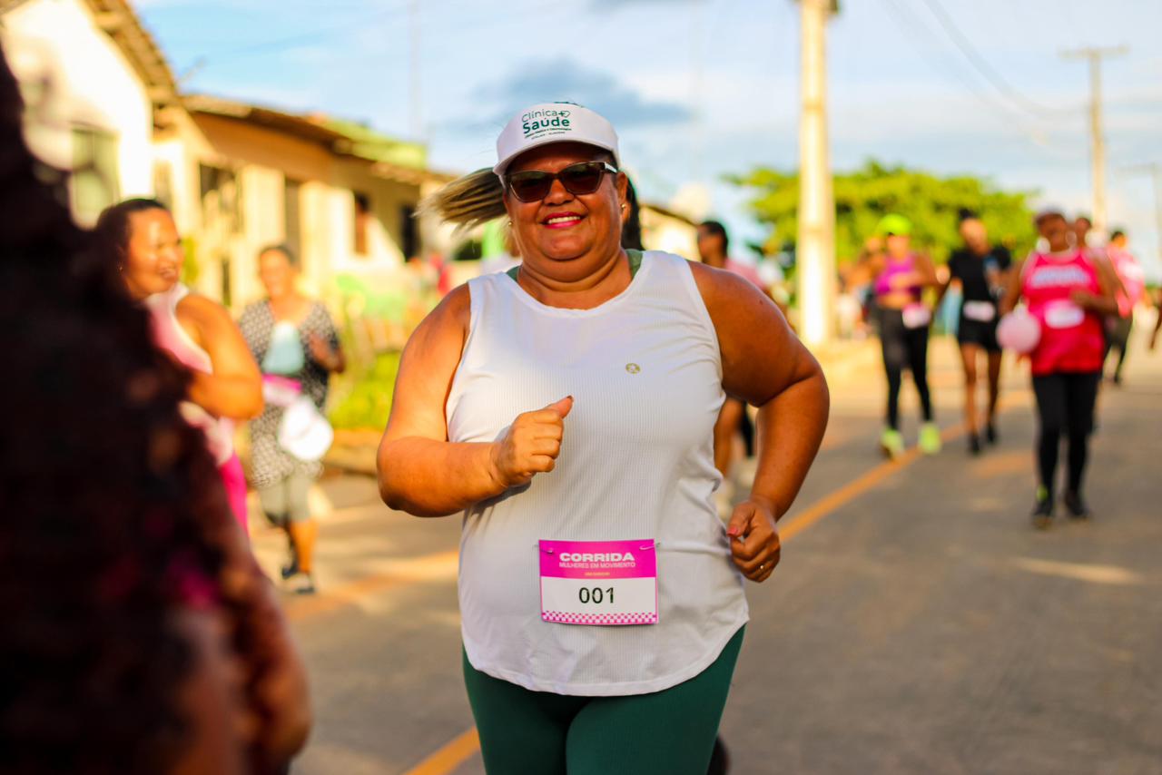 Mulheres do povoado Ouricuri participam de corrida em ação do Março Lilás